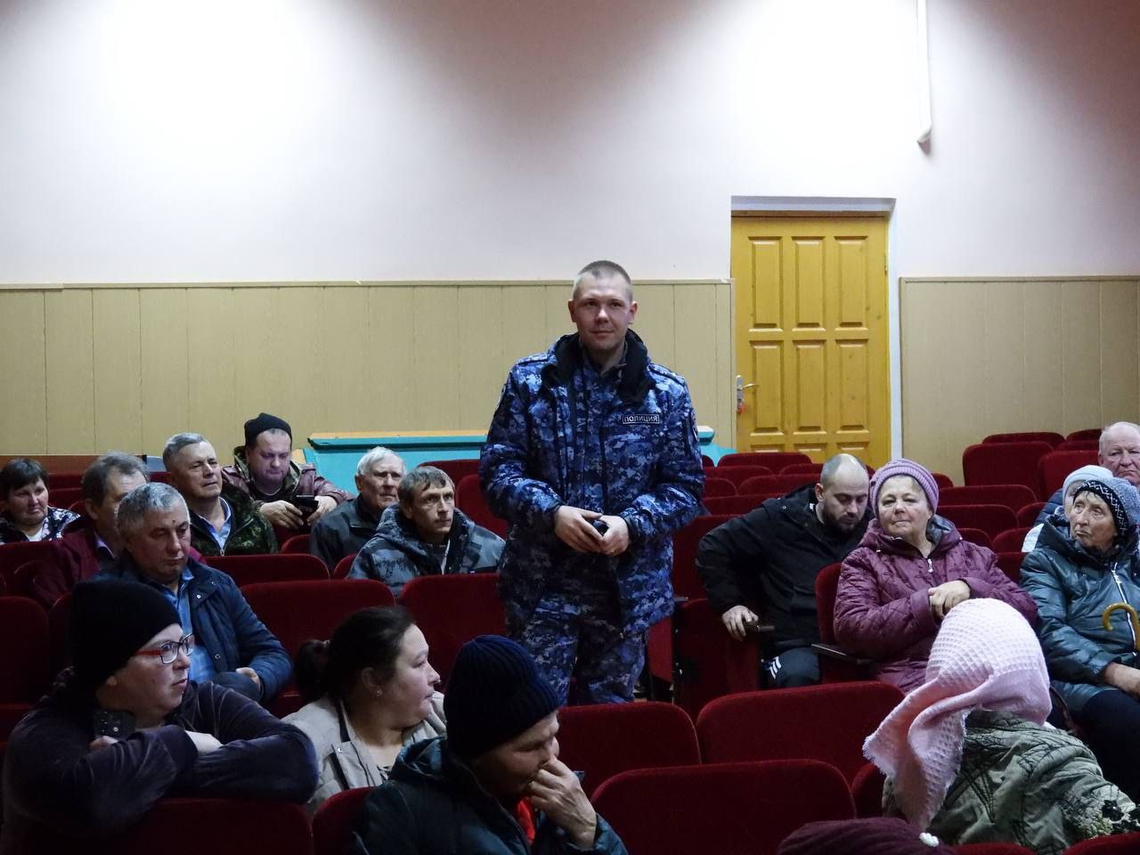 Татьяна Киричкова: На встрече с жителями села Верхняя Серебрянка обсудили оперативную обстановку на территории нашего округа, рассказали о мерах безопасности, благоустройстве территории и кибермошенничестве Татьяна Киричкова: На встрече с жителями села Верхняя Серебрянка обсудили оперативную обстановку на территории нашего округа, рассказали о мерах безопасности, благоустройстве территории и кибермошенничестве