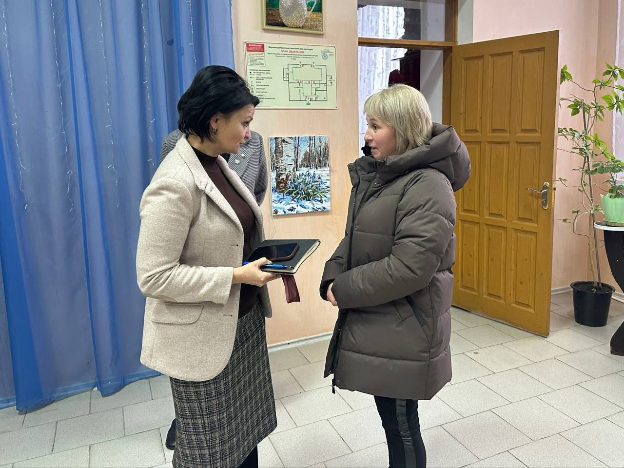 Татьяна Киричкова: На встрече с жителями села Верхняя Серебрянка обсудили оперативную обстановку на территории нашего округа, рассказали о мерах безопасности, благоустройстве территории и кибермошенничестве Татьяна Киричкова: На встрече с жителями села Верхняя Серебрянка обсудили оперативную обстановку на территории нашего округа, рассказали о мерах безопасности, благоустройстве территории и кибермошенничестве