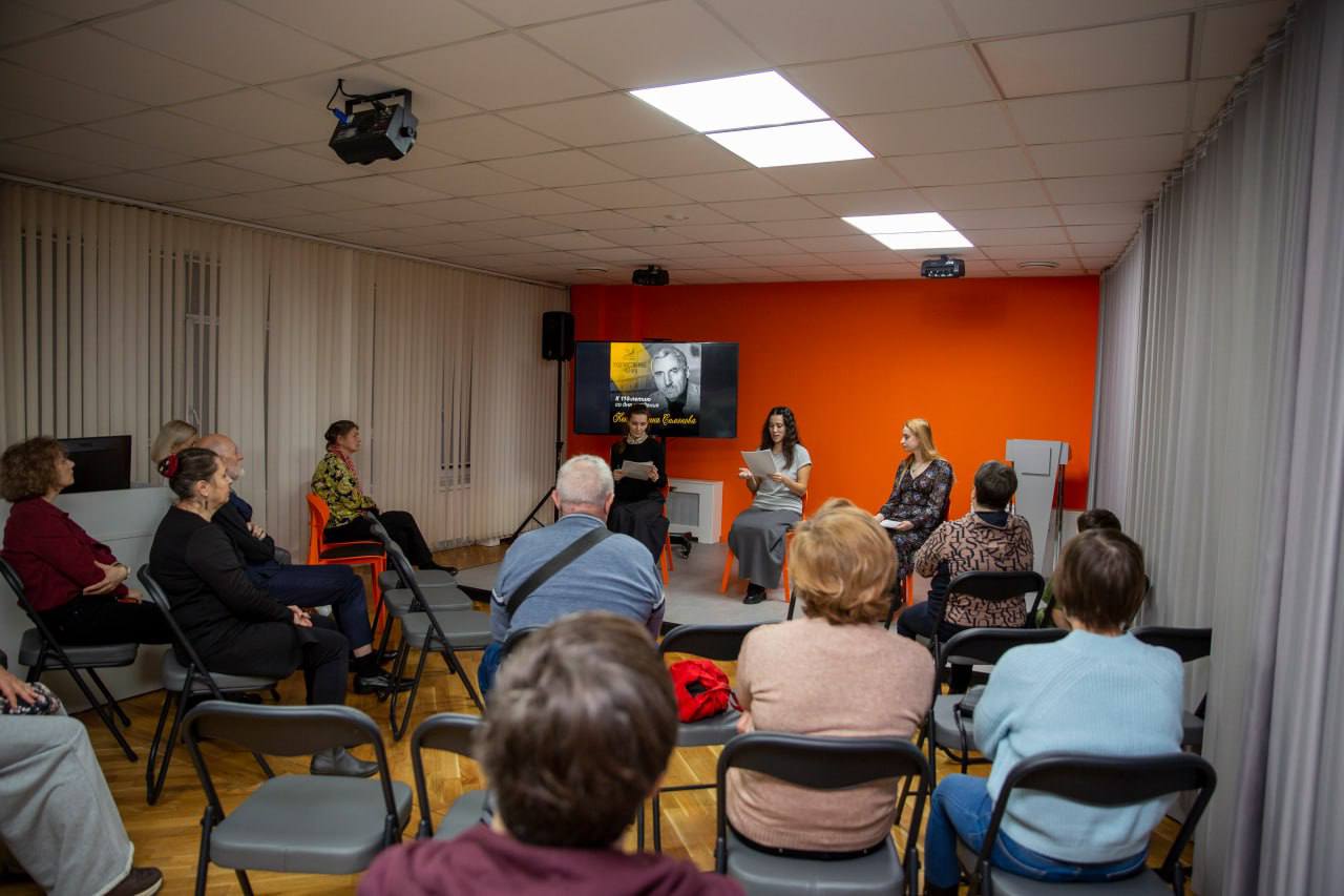 В Арт-резиденции «Соты» состоялись художественные чтения, посвященные 110-летию со дня рождения писателя советской эпохи Константина Михайловича Симонова В Арт-резиденции «Соты» состоялись художественные чтения, посвященные 110-летию со дня рождения писателя советской эпохи Константина Михайловича Симонова