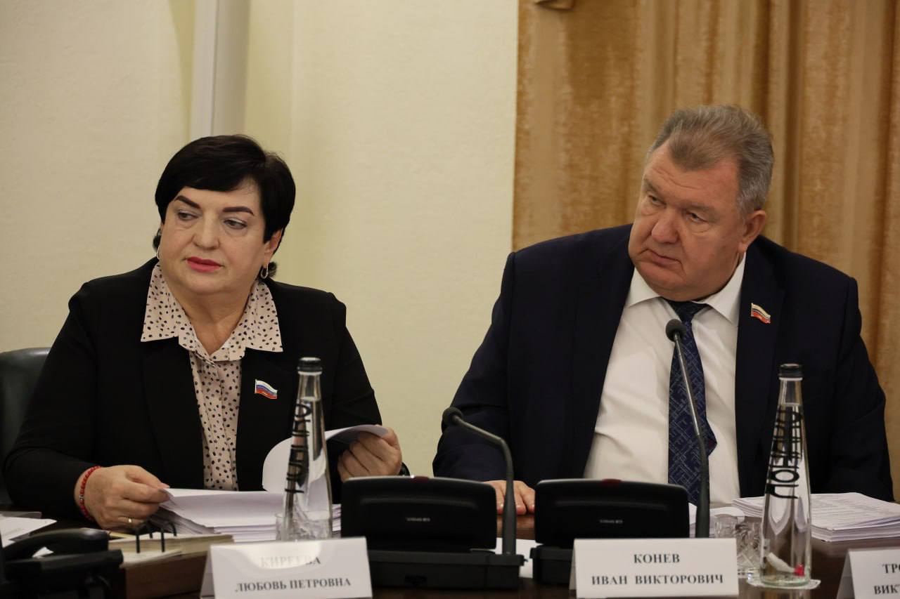 Юрий Клепиков: В преддверии ноябрьского заседания Белгородской областной Думы первыми к работе приступили комитеты по законодательству, местному самоуправлению и безопасности, по молодёжной политике, спорту и развитию... Юрий Клепиков: В преддверии ноябрьского заседания Белгородской областной Думы первыми к работе приступили комитеты по законодательству, местному самоуправлению и безопасности, по молодёжной политике, спорту и развитию...