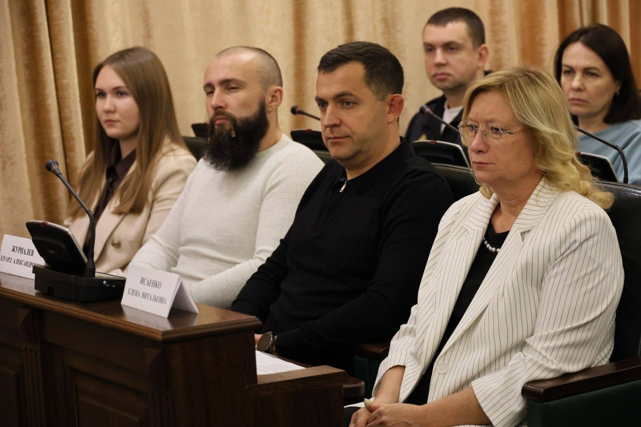 Юрий Клепиков: В преддверии ноябрьского заседания Белгородской областной Думы первыми к работе приступили комитеты по законодательству, местному самоуправлению и безопасности, по молодёжной политике, спорту и развитию... Юрий Клепиков: В преддверии ноябрьского заседания Белгородской областной Думы первыми к работе приступили комитеты по законодательству, местному самоуправлению и безопасности, по молодёжной политике, спорту и развитию...