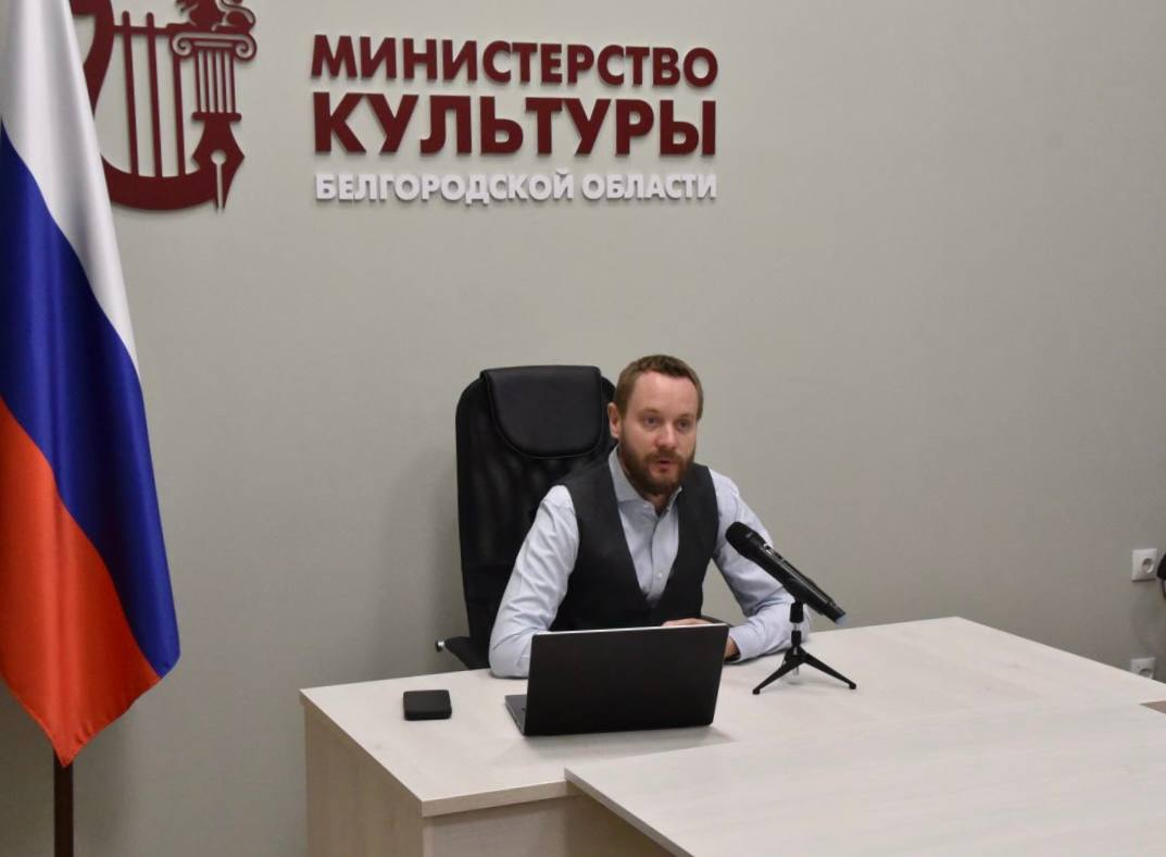 Выступил перед коллегами в формате ВКС на образовательной программе «Арт-резиденции — команда региона», которая проходит на площадке Академии творческих индустрий «Меганом»