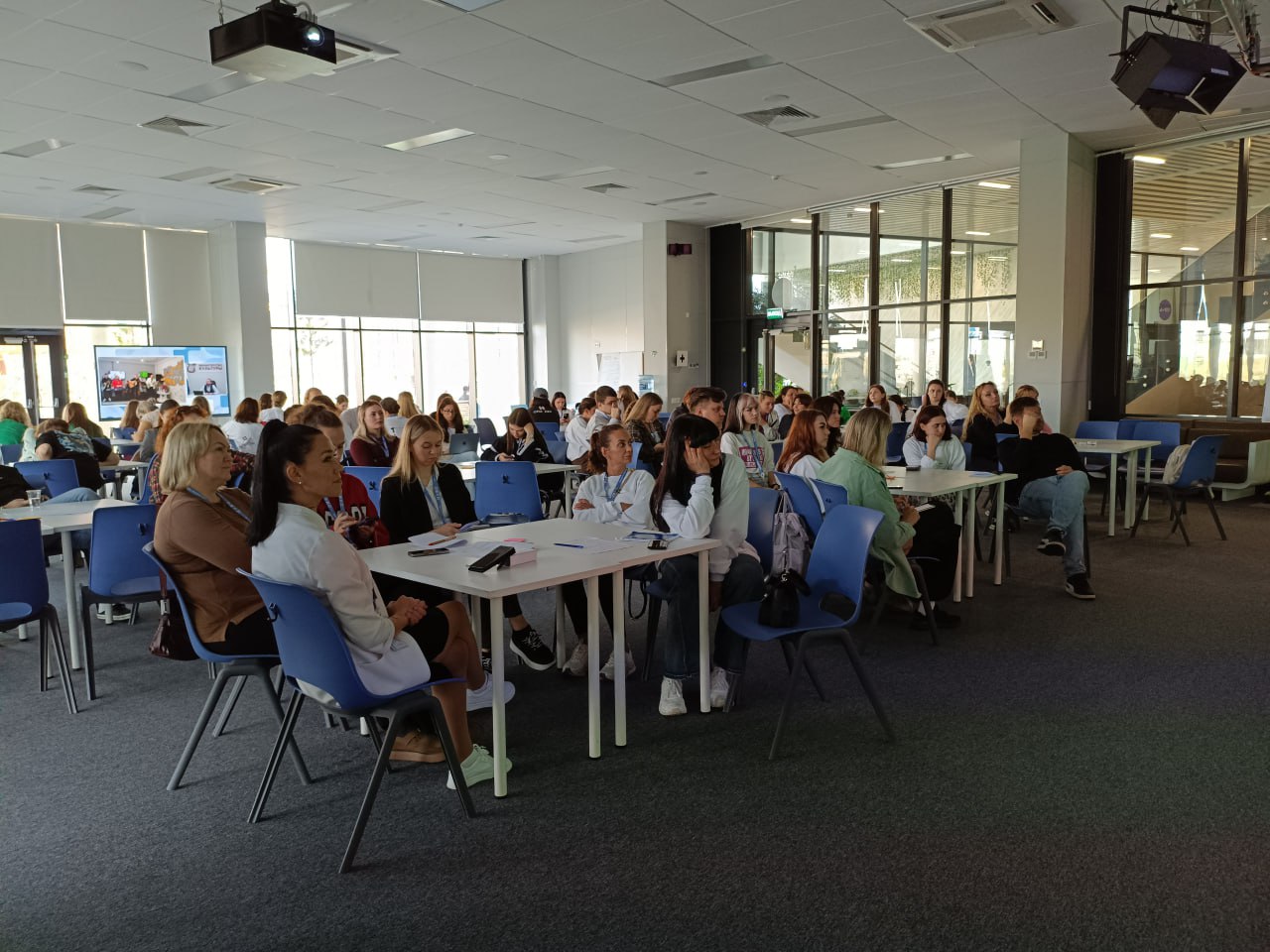 Выступил перед коллегами в формате ВКС на образовательной программе «Арт-резиденции — команда региона», которая проходит на площадке Академии творческих индустрий «Меганом» Выступил перед коллегами в формате ВКС на образовательной программе «Арт-резиденции — команда региона», которая проходит на площадке Академии творческих индустрий «Меганом»