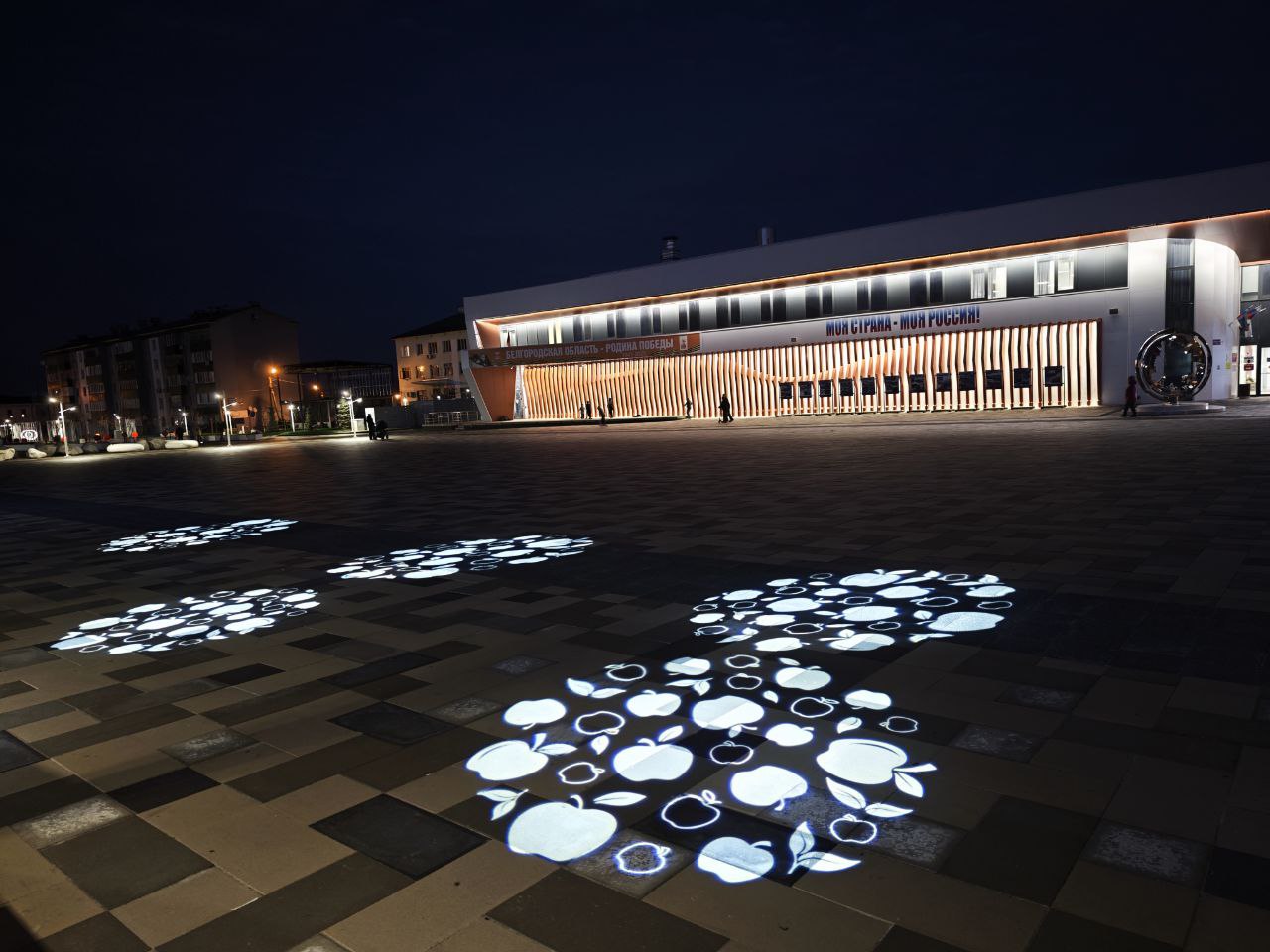 Николай Нестеров: Яркий акцент нашей площади в вечернее время – это яблочная проекция Николай Нестеров: Яркий акцент нашей площади в вечернее время – это яблочная проекция