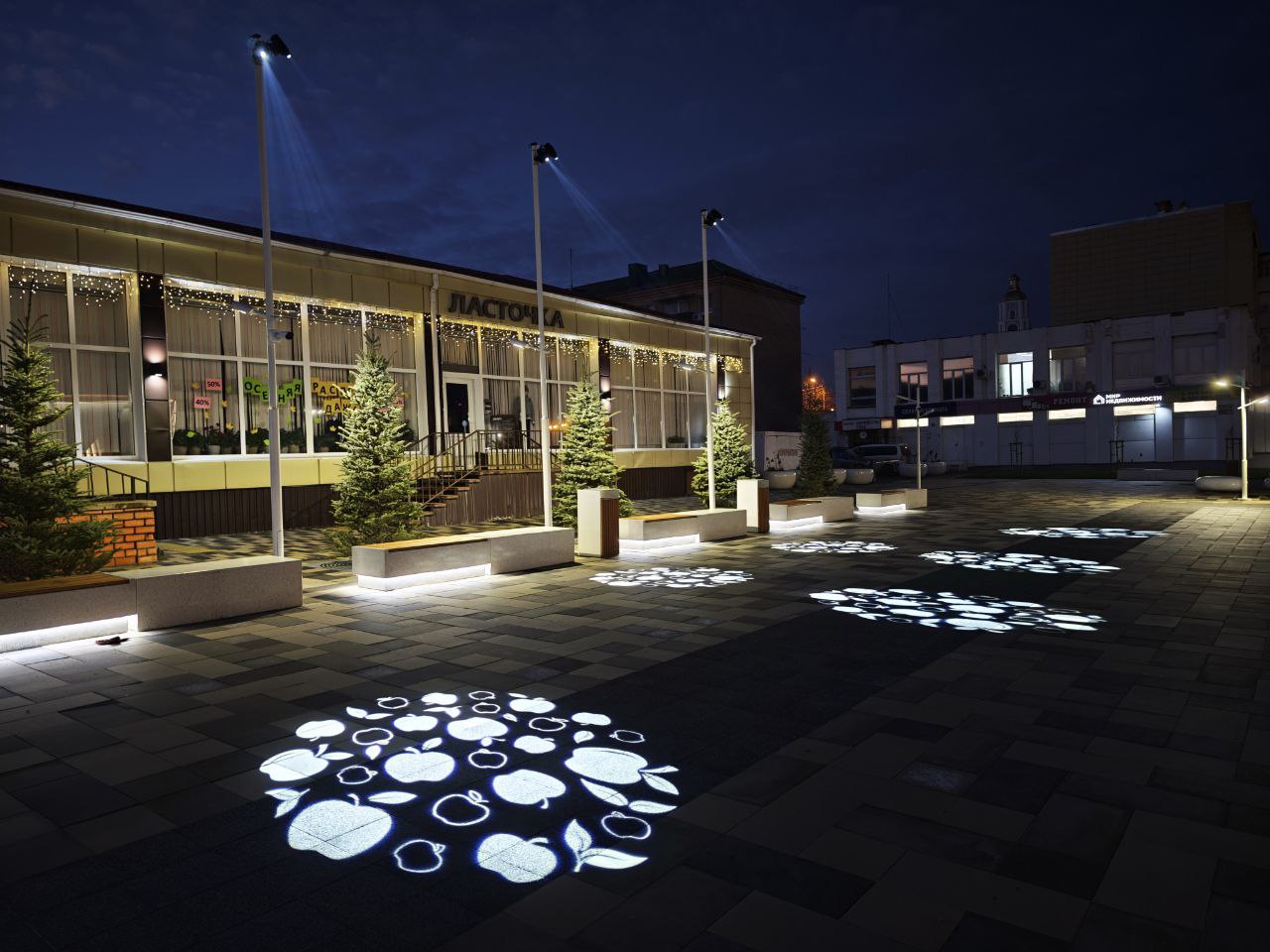 Николай Нестеров: Яркий акцент нашей площади в вечернее время – это яблочная проекция Николай Нестеров: Яркий акцент нашей площади в вечернее время – это яблочная проекция