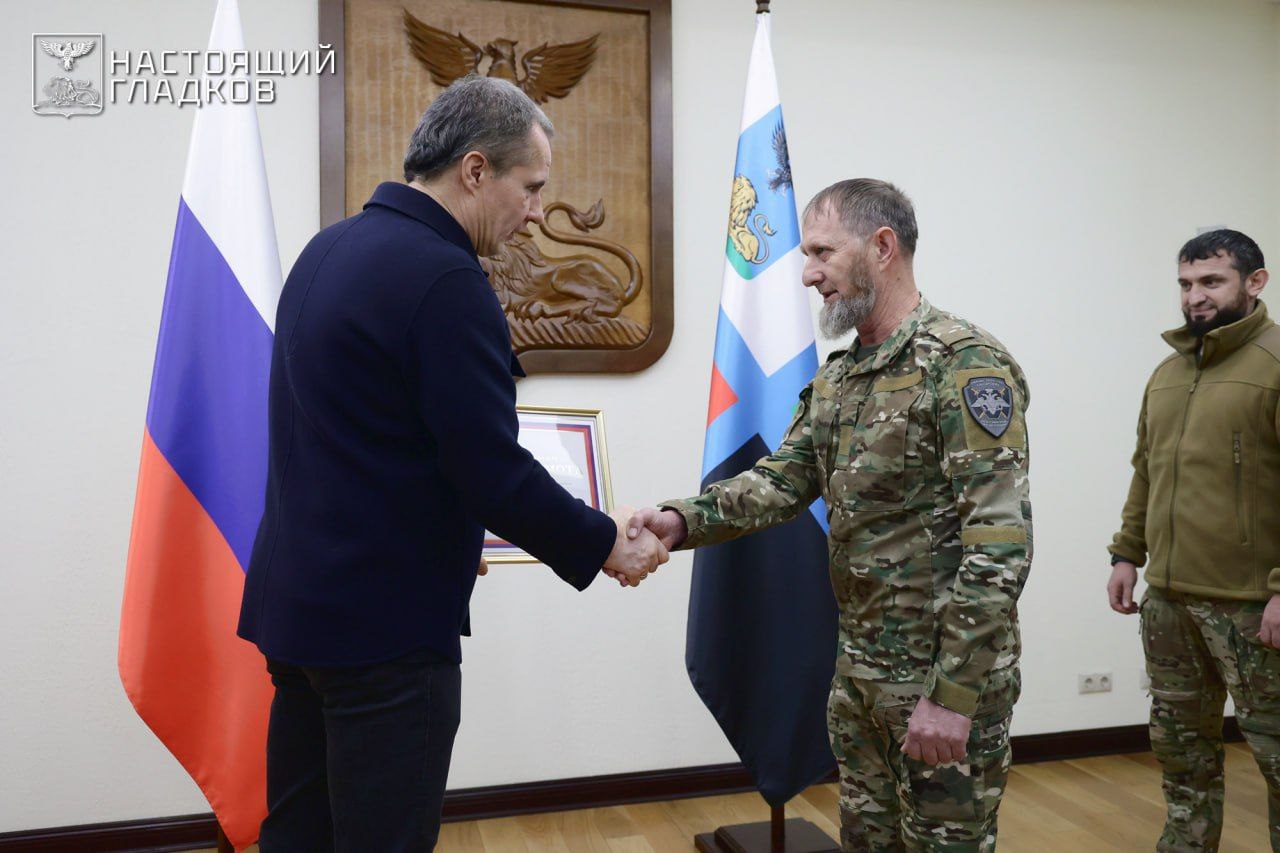 Вячеслав Гладков наградил силовиков, задержавших сообщника Кострикина Вячеслав Гладков наградил силовиков, задержавших сообщника Кострикина