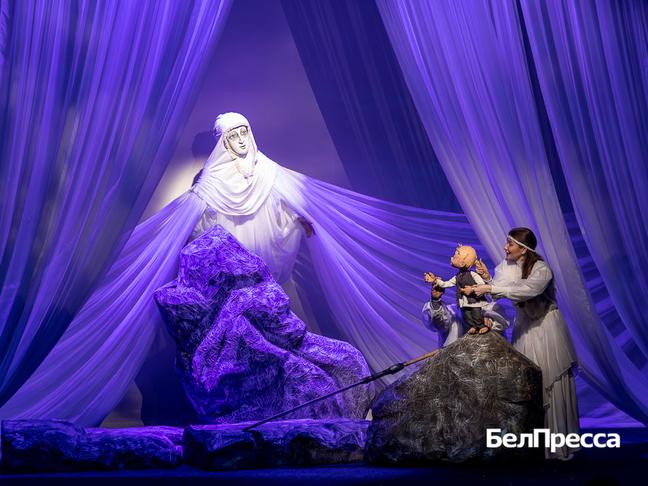 В Белгородском театре кукол прошла премьера спектакля «Озарённый первым салютом»