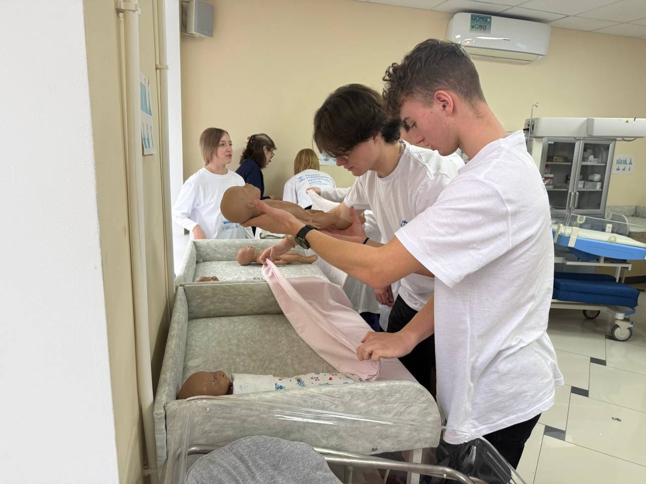 Владимир Переверзев: Учащиеся 10 и 11 медицинских классов школы №2 поселка Борисовка в рамках губернаторского проекта «Медицинские классы» активно участвуют в профориентационных «Университетских субботах», которые проводит... Владимир Переверзев: Учащиеся 10 и 11 медицинских классов школы №2 поселка Борисовка в рамках губернаторского проекта «Медицинские классы» активно участвуют в профориентационных «Университетских субботах», которые проводит...