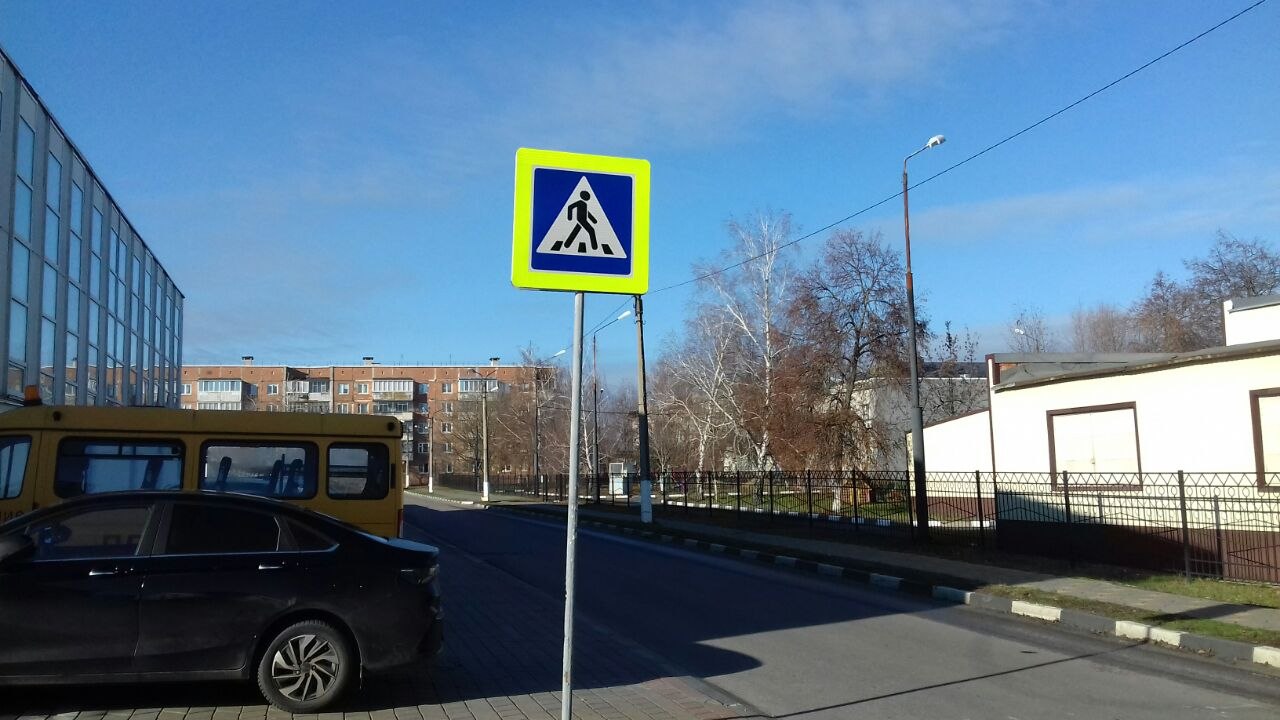 В городе Шебекино продолжается обновление дорожных знаков