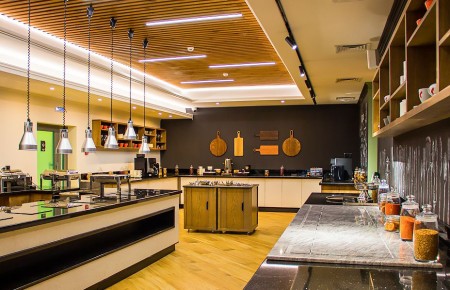 Как избавиться от липкого налета на кухне без химии: 3 проверенных метода