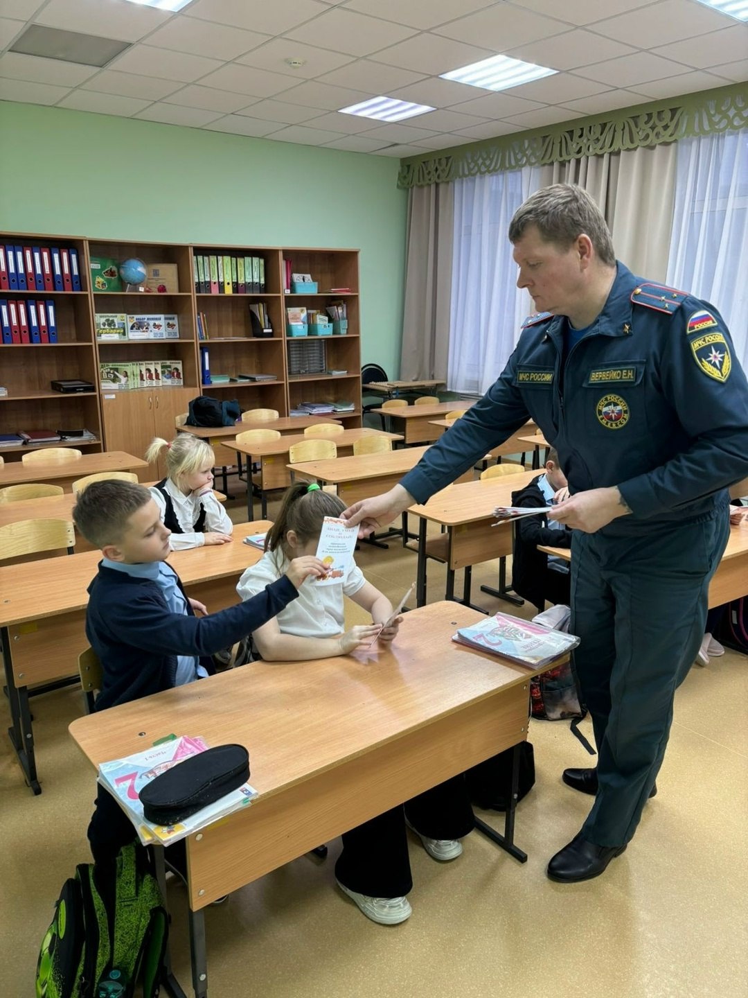 Старший инспектор Отдела надзорной деятельности и профилактической работы по Краснояружскому округу Евгений Вервейко провёл встречу со школьниками Старший инспектор Отдела надзорной деятельности и профилактической работы по Краснояружскому округу Евгений Вервейко провёл встречу со школьниками