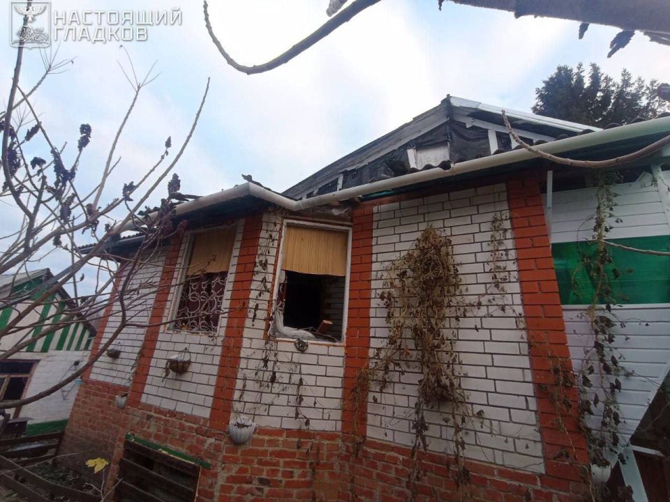 Двое мирных жителей ранены при атаке БПЛА на частный дом в Белгородской области, сообщил Гладков