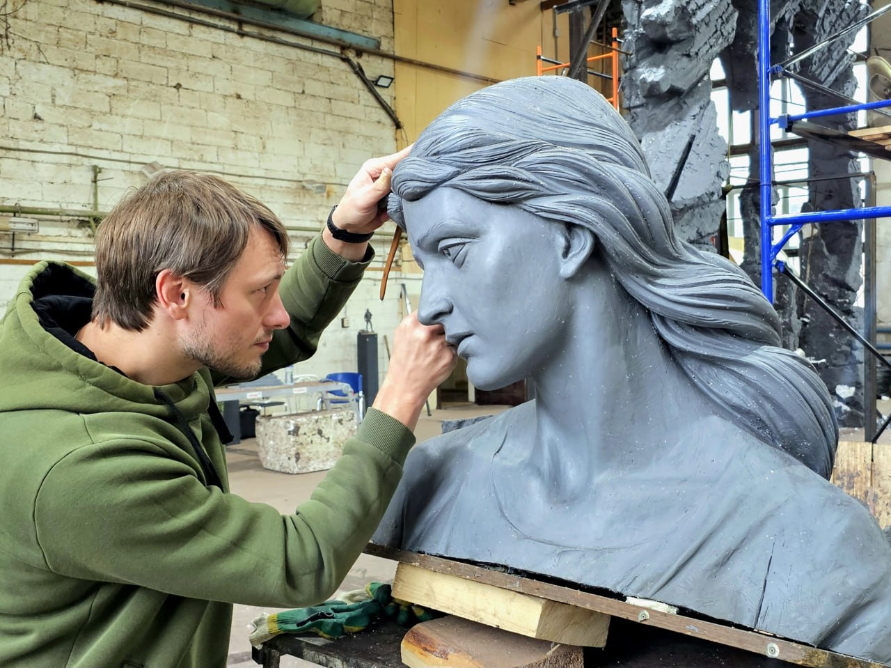 «Это настоящий мужской пазл», – скульптор Андрей Коробцов поделился кадрами работы над памятником для Белгорода, который появится на месте «раненого сердца»