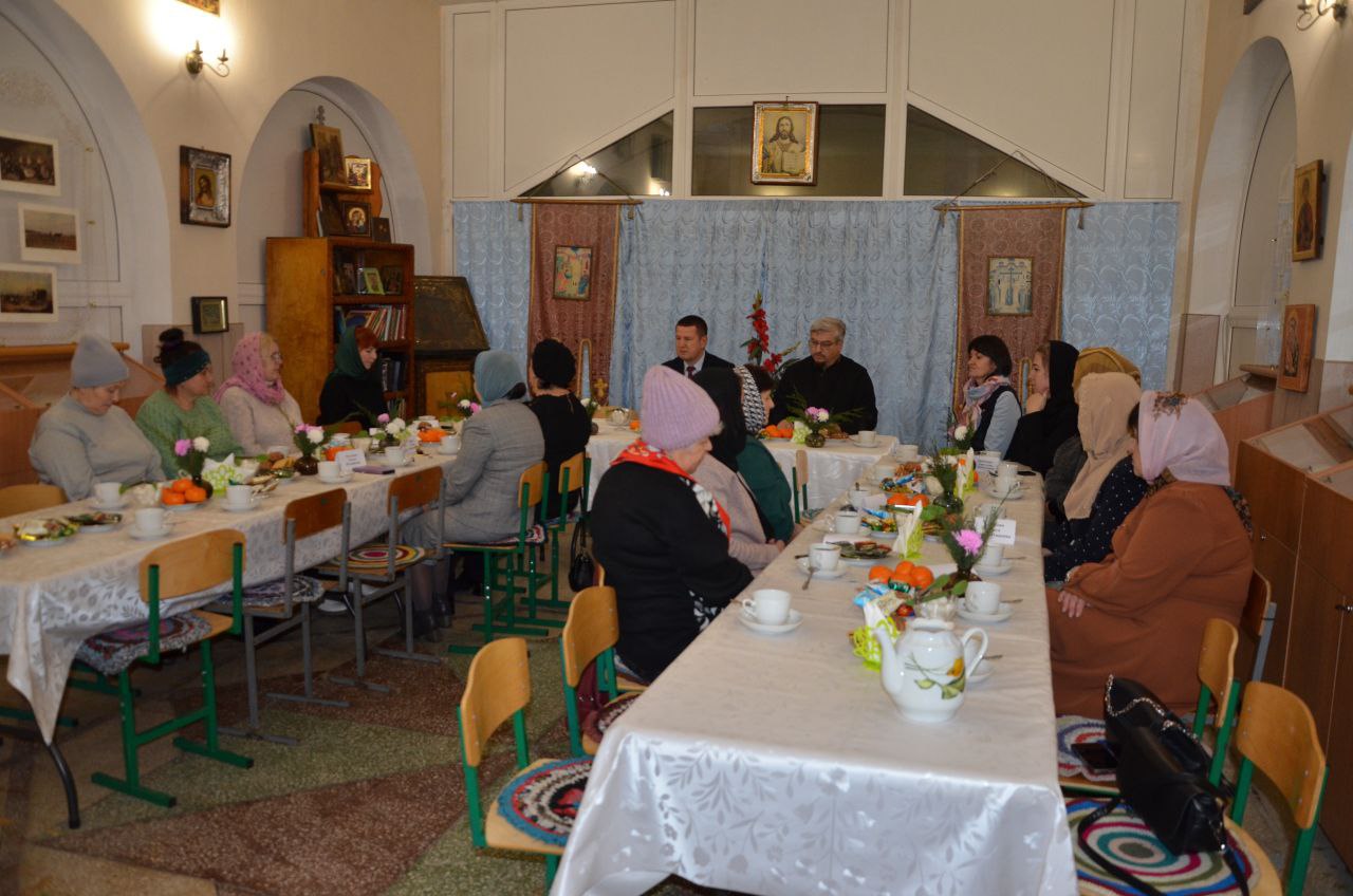 В стенах храма святых бессребреников Космы и Дамиана состоялась трогательная и душевная встреча, объединившая матерей и вдов наших героев, беззаветно отдавших свои жизни за Отечество В стенах храма святых бессребреников Космы и Дамиана состоялась трогательная и душевная встреча, объединившая матерей и вдов наших героев, беззаветно отдавших свои жизни за Отечество