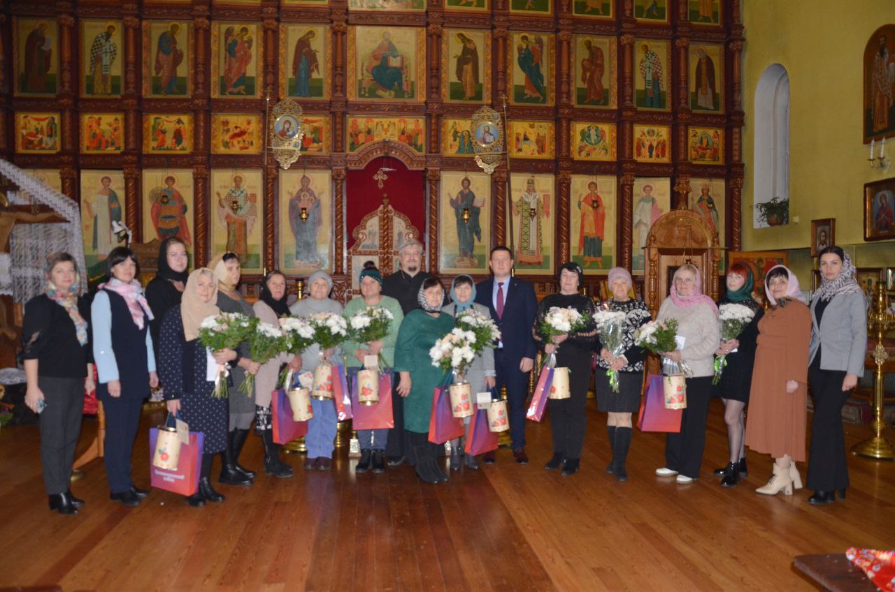 В стенах храма святых бессребреников Космы и Дамиана состоялась трогательная и душевная встреча, объединившая матерей и вдов наших героев, беззаветно отдавших свои жизни за Отечество В стенах храма святых бессребреников Космы и Дамиана состоялась трогательная и душевная встреча, объединившая матерей и вдов наших героев, беззаветно отдавших свои жизни за Отечество