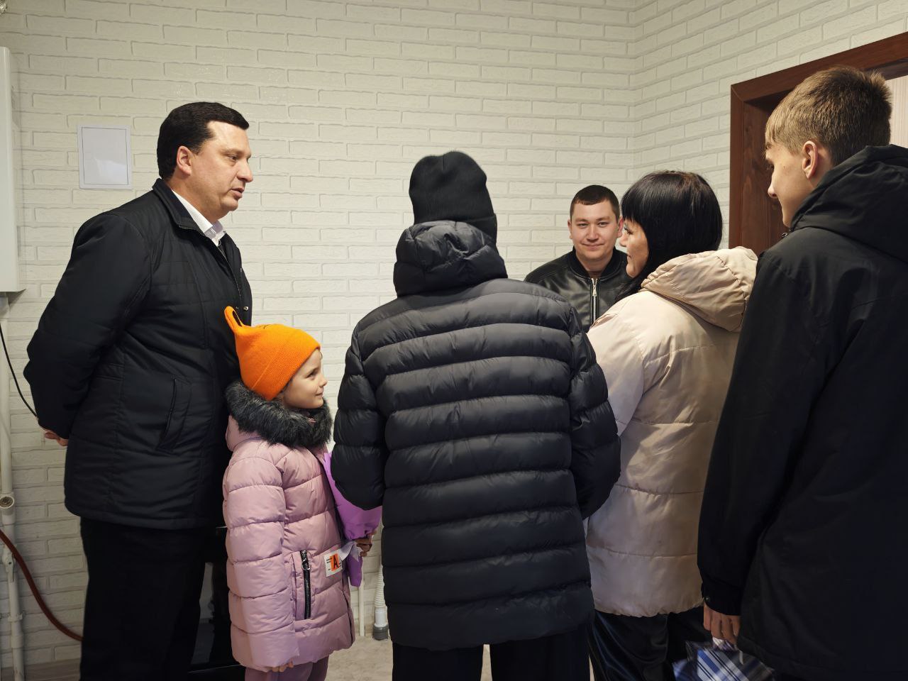 Сегодня, в преддверии праздника –Дня матери, глава Корочанского округа Николай Нестеров вручил ключи от нового жилья семье из села Афанасово Сегодня, в преддверии праздника –Дня матери, глава Корочанского округа Николай Нестеров вручил ключи от нового жилья семье из села Афанасово