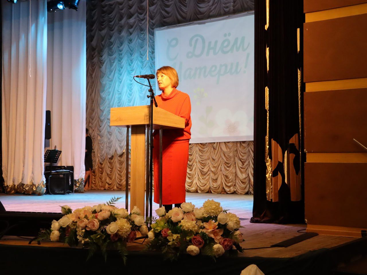 Тёплые слова и яркие эмоции: в Чернянке прошёл концерт ко Дню матери Тёплые слова и яркие эмоции: в Чернянке прошёл концерт ко Дню матери