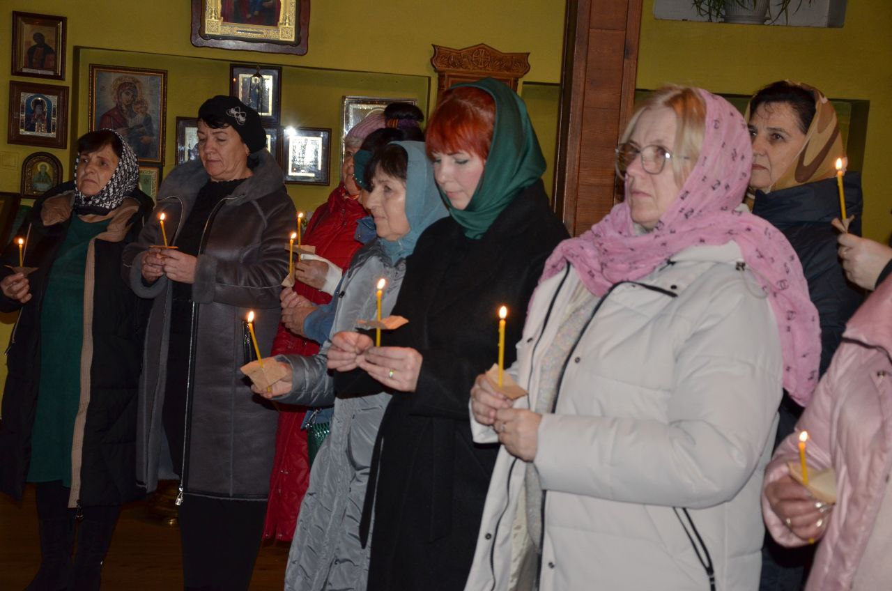 В стенах храма святых бессребреников Космы и Дамиана состоялась трогательная и душевная встреча, объединившая матерей и вдов наших героев, беззаветно отдавших свои жизни за Отечество