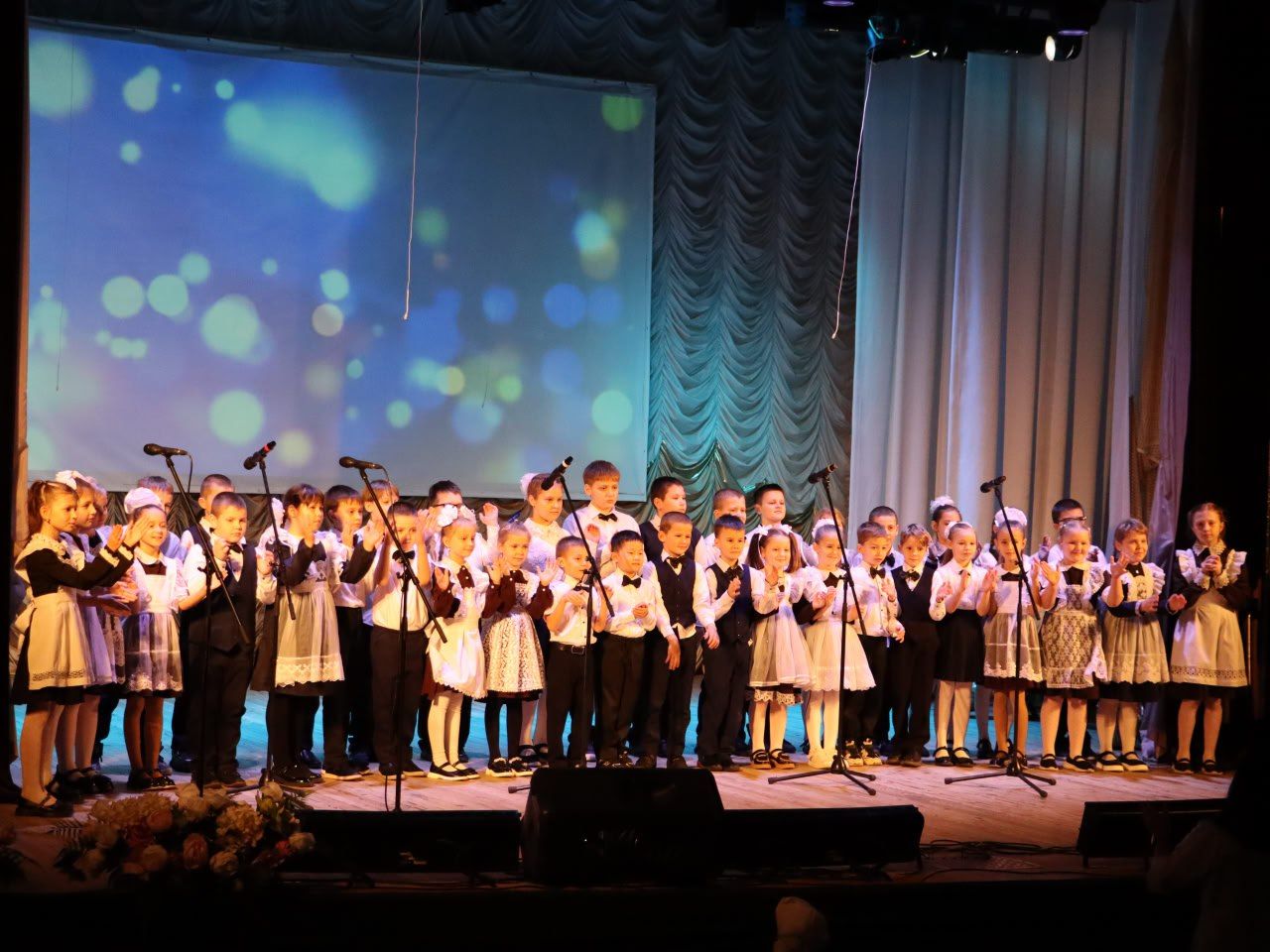 Тёплые слова и яркие эмоции: в Чернянке прошёл концерт ко Дню матери