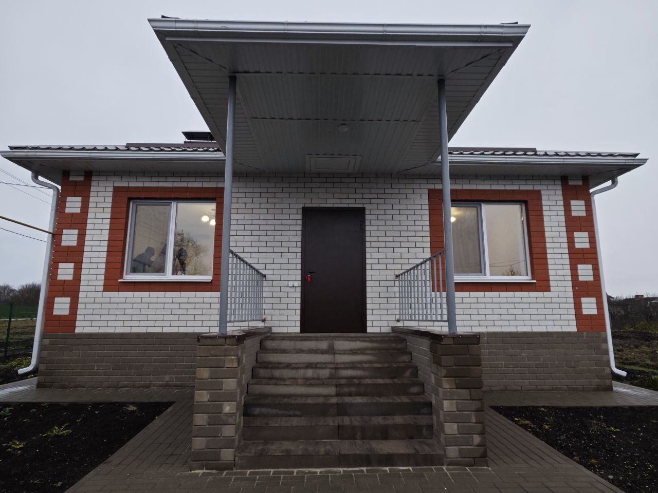 Сегодня, в преддверии праздника –Дня матери, глава Корочанского округа Николай Нестеров вручил ключи от нового жилья семье из села Афанасово Сегодня, в преддверии праздника –Дня матери, глава Корочанского округа Николай Нестеров вручил ключи от нового жилья семье из села Афанасово