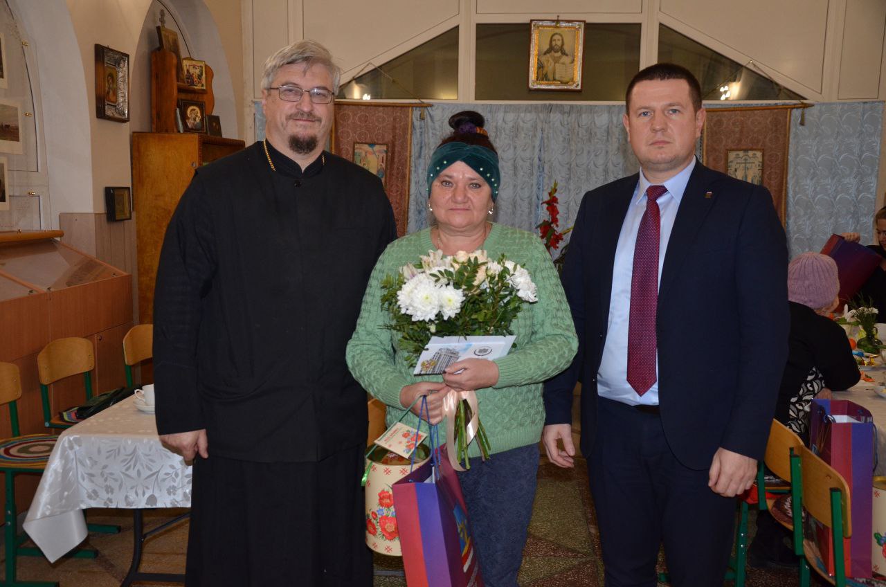 В стенах храма святых бессребреников Космы и Дамиана состоялась трогательная и душевная встреча, объединившая матерей и вдов наших героев, беззаветно отдавших свои жизни за Отечество В стенах храма святых бессребреников Космы и Дамиана состоялась трогательная и душевная встреча, объединившая матерей и вдов наших героев, беззаветно отдавших свои жизни за Отечество