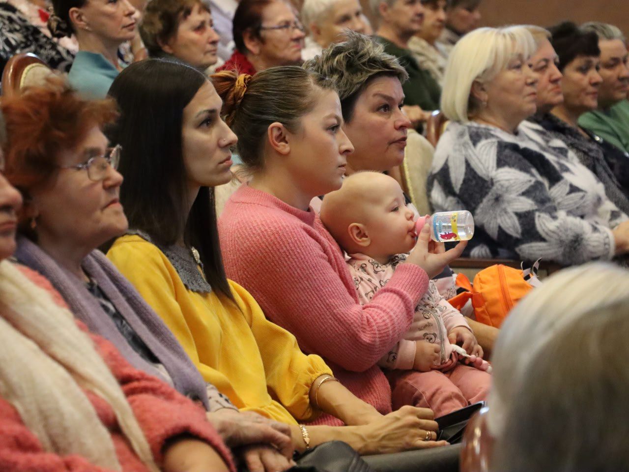 Тёплые слова и яркие эмоции: в Чернянке прошёл концерт ко Дню матери Тёплые слова и яркие эмоции: в Чернянке прошёл концерт ко Дню матери