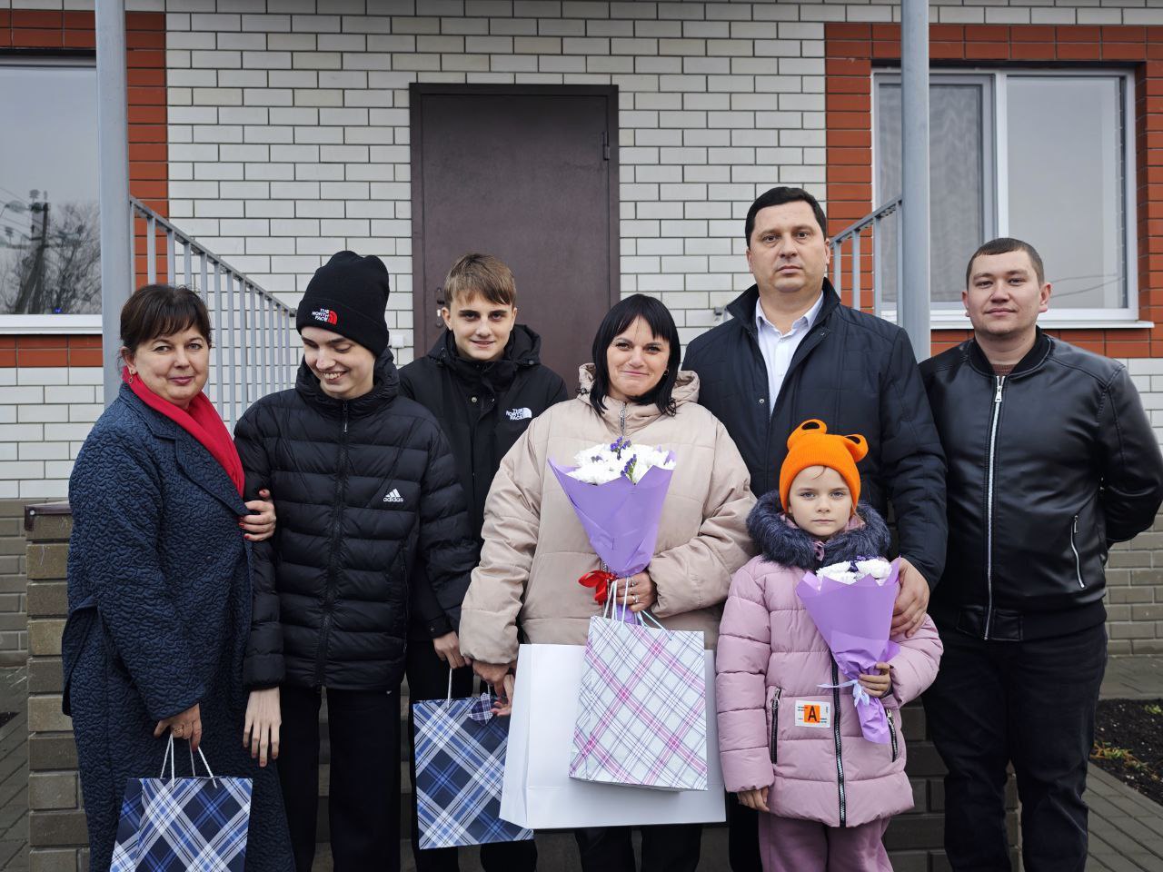 Сегодня, в преддверии праздника –Дня матери, глава Корочанского округа Николай Нестеров вручил ключи от нового жилья семье из села Афанасово