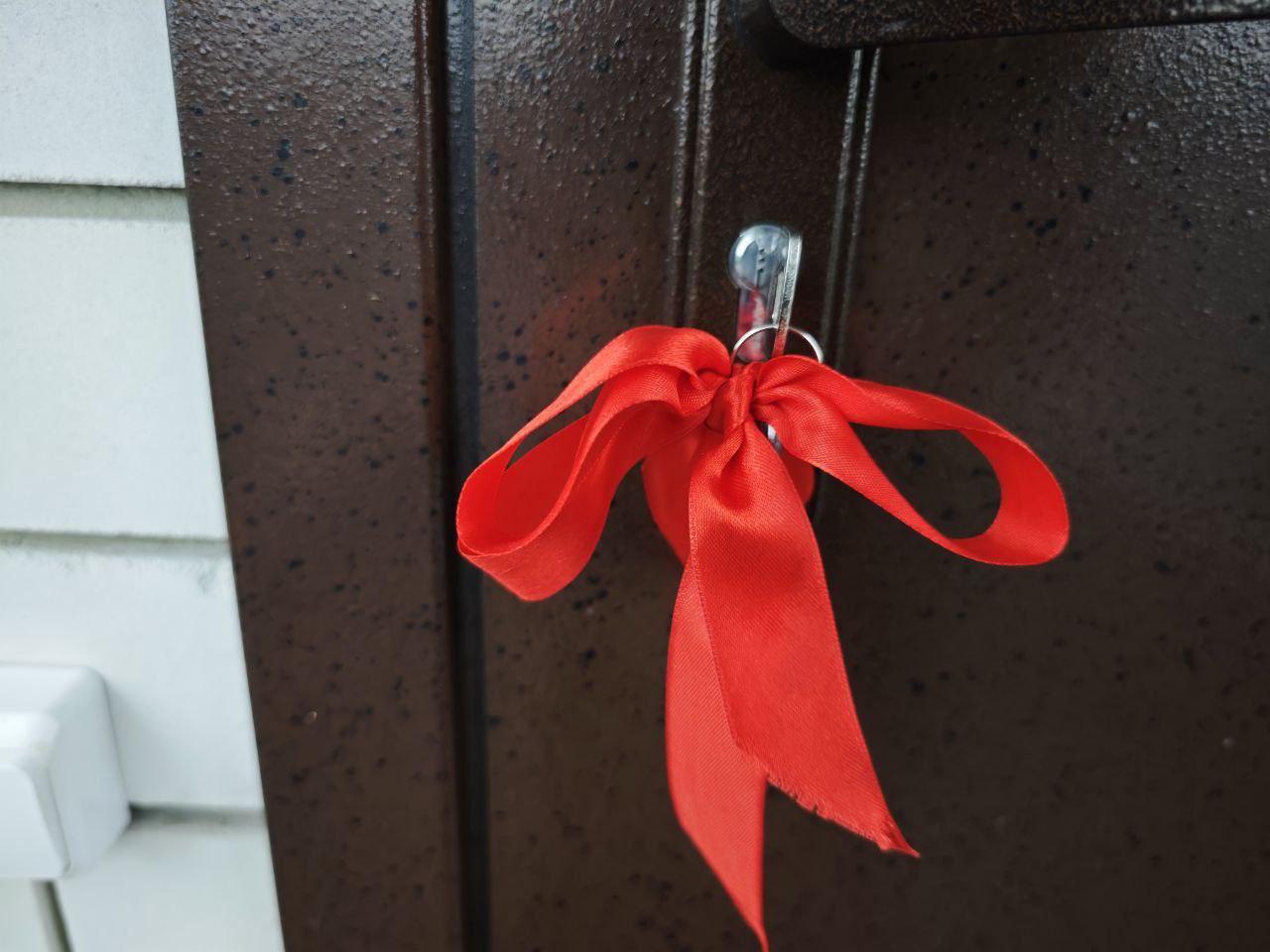 Сегодня, в преддверии праздника –Дня матери, глава Корочанского округа Николай Нестеров вручил ключи от нового жилья семье из села Афанасово Сегодня, в преддверии праздника –Дня матери, глава Корочанского округа Николай Нестеров вручил ключи от нового жилья семье из села Афанасово