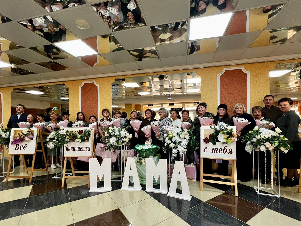 В эти дни все поздравления, пожелания и добрые слова адресованы самым главным людям — мамам В эти дни все поздравления, пожелания и добрые слова адресованы самым главным людям — мамам