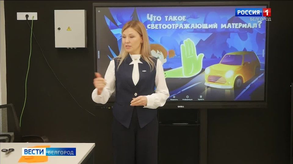 Ножницы, портновские булавки, ткань, технологические карты и, конечно, швейные машинки