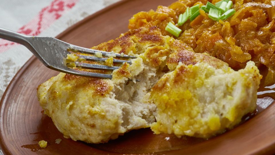 Не кладите хлеб в куриные котлеты: только этот продукт сделает их сочными
