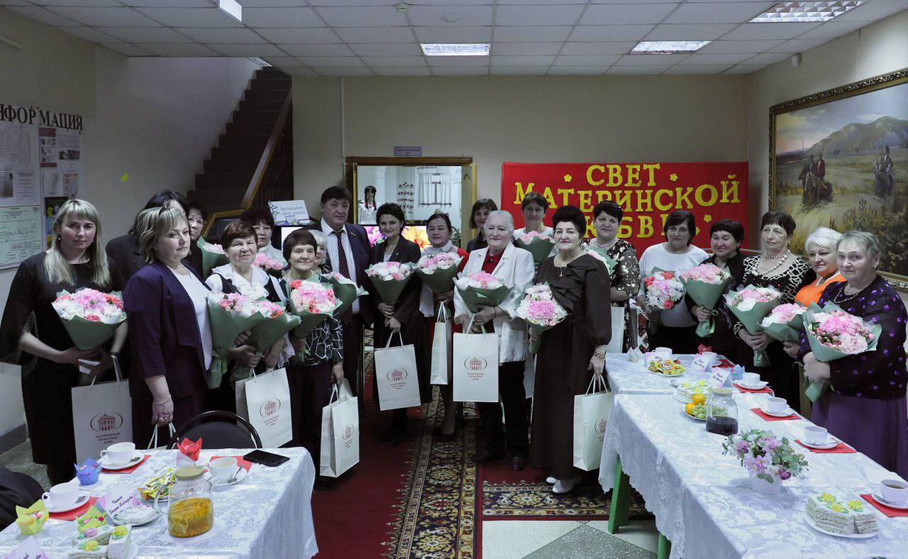 Татьяна Киричкова: В честь самого тёплого семейного праздника – Дня матери, в стенах Ровеньского краеведческого музея прошла особая встреча с мамами и жёнами участников специальной военной операции, многодетными матерями и... Татьяна Киричкова: В честь самого тёплого семейного праздника – Дня матери, в стенах Ровеньского краеведческого музея прошла особая встреча с мамами и жёнами участников специальной военной операции, многодетными матерями и...