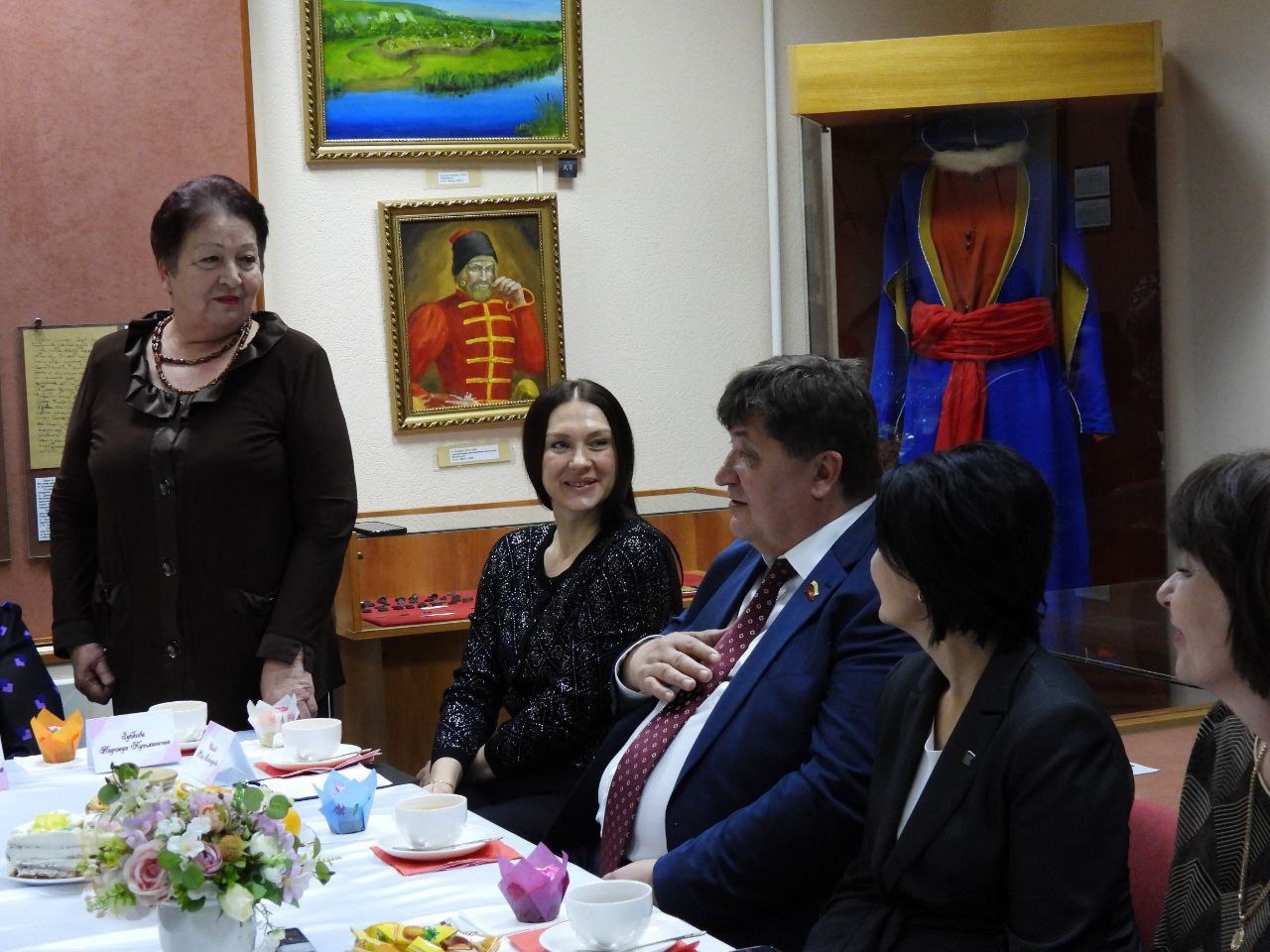 Татьяна Киричкова: В честь самого тёплого семейного праздника – Дня матери, в стенах Ровеньского краеведческого музея прошла особая встреча с мамами и жёнами участников специальной военной операции, многодетными матерями и... Татьяна Киричкова: В честь самого тёплого семейного праздника – Дня матери, в стенах Ровеньского краеведческого музея прошла особая встреча с мамами и жёнами участников специальной военной операции, многодетными матерями и...