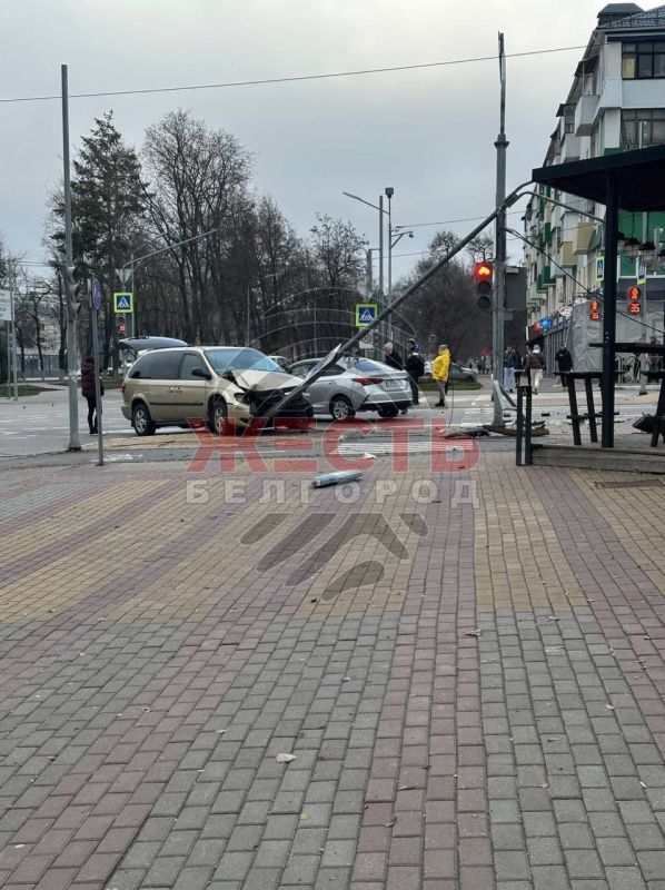 В Белгороде на Мичурина после столкновения двух машин одна из них снесла столб