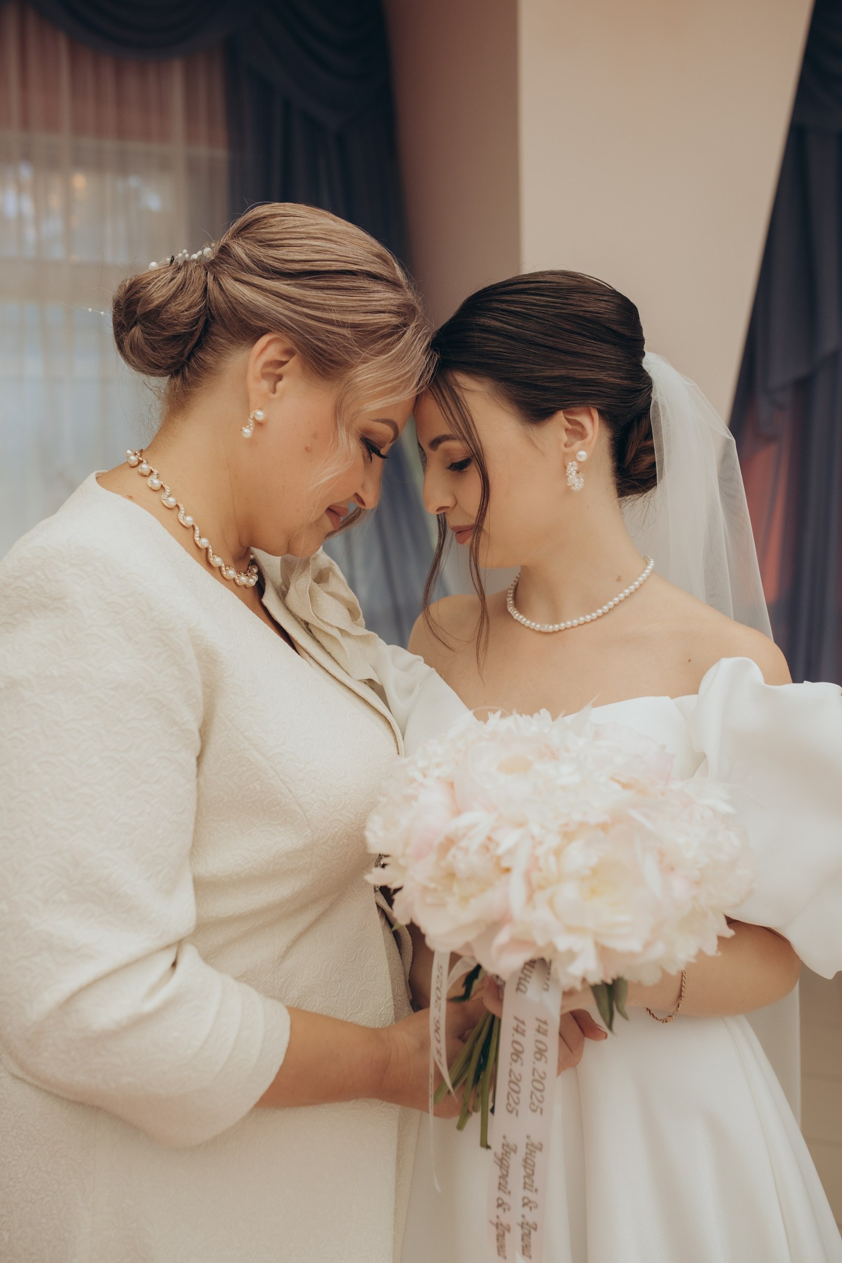 Дорогие друзья! Сегодня мы отмечаем очень тёплый и душевный праздник - День матери! Дорогие друзья! Сегодня мы отмечаем очень тёплый и душевный праздник - День матери!