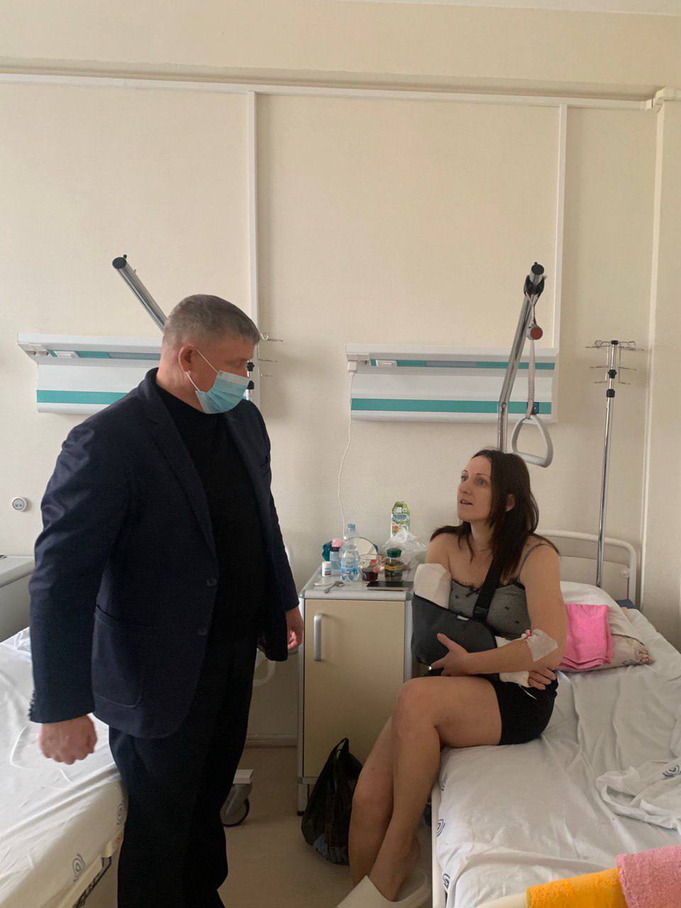 В День матери глава муниципалитета Дмитрий Панков и главврач Грайворонской ЦРБ Андрей Попов навестили жителей, пострадавших от обстрелов В День матери глава муниципалитета Дмитрий Панков и главврач Грайворонской ЦРБ Андрей Попов навестили жителей, пострадавших от обстрелов