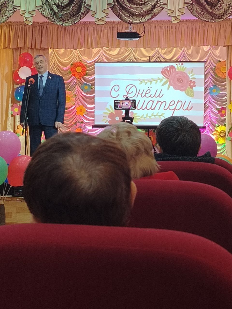 Радость и улыбки: депутаты регионального парламента приняли участие в праздничных мероприятиях в преддверии Дня матери Радость и улыбки: депутаты регионального парламента приняли участие в праздничных мероприятиях в преддверии Дня матери