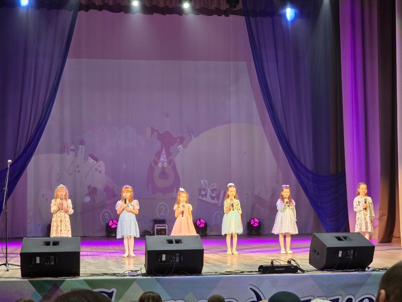 Радость и улыбки: депутаты регионального парламента приняли участие в праздничных мероприятиях в преддверии Дня матери Радость и улыбки: депутаты регионального парламента приняли участие в праздничных мероприятиях в преддверии Дня матери