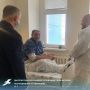 В День матери глава муниципалитета Дмитрий Панков и главврач Грайворонской ЦРБ Андрей Попов навестили жителей, пострадавших от обстрелов