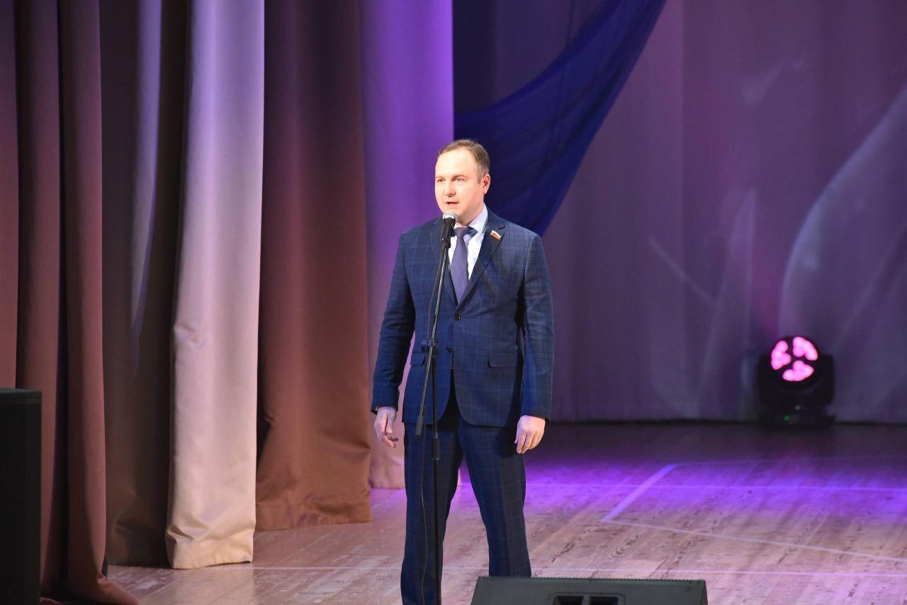 Радость и улыбки: депутаты регионального парламента приняли участие в праздничных мероприятиях в преддверии Дня матери Радость и улыбки: депутаты регионального парламента приняли участие в праздничных мероприятиях в преддверии Дня матери