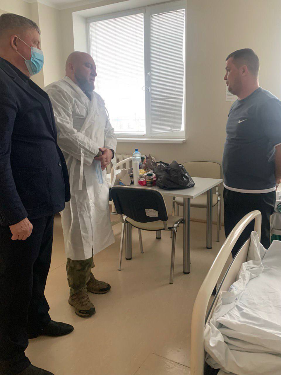 В День матери глава муниципалитета Дмитрий Панков и главврач Грайворонской ЦРБ Андрей Попов навестили жителей, пострадавших от обстрелов В День матери глава муниципалитета Дмитрий Панков и главврач Грайворонской ЦРБ Андрей Попов навестили жителей, пострадавших от обстрелов