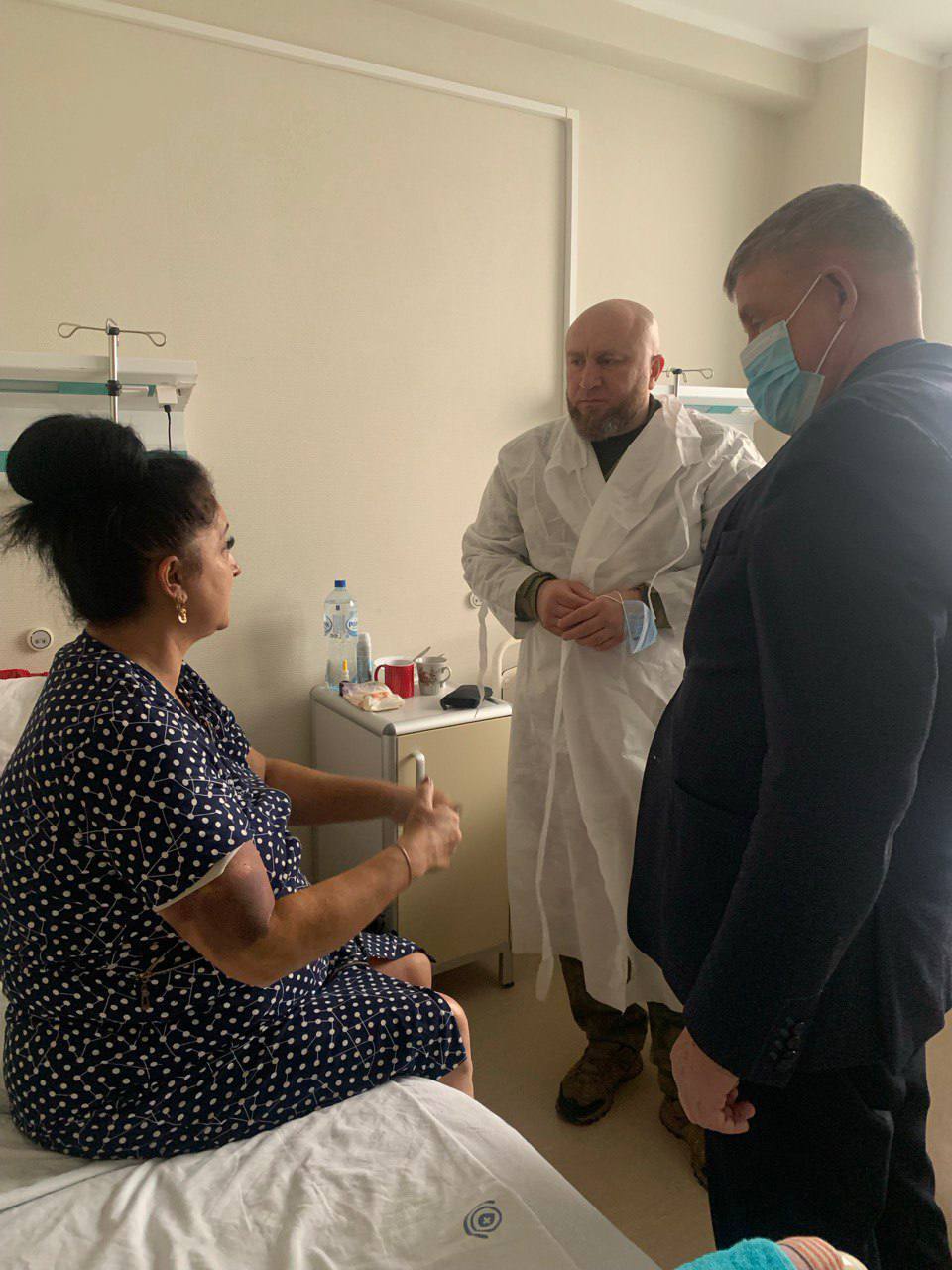 В День матери глава муниципалитета Дмитрий Панков и главврач Грайворонской ЦРБ Андрей Попов навестили жителей, пострадавших от обстрелов В День матери глава муниципалитета Дмитрий Панков и главврач Грайворонской ЦРБ Андрей Попов навестили жителей, пострадавших от обстрелов