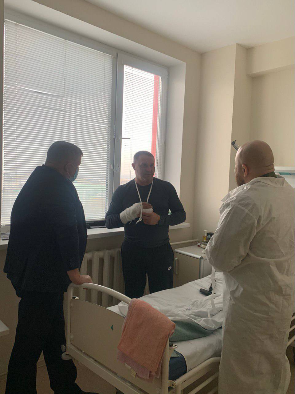 В День матери глава муниципалитета Дмитрий Панков и главврач Грайворонской ЦРБ Андрей Попов навестили жителей, пострадавших от обстрелов В День матери глава муниципалитета Дмитрий Панков и главврач Грайворонской ЦРБ Андрей Попов навестили жителей, пострадавших от обстрелов