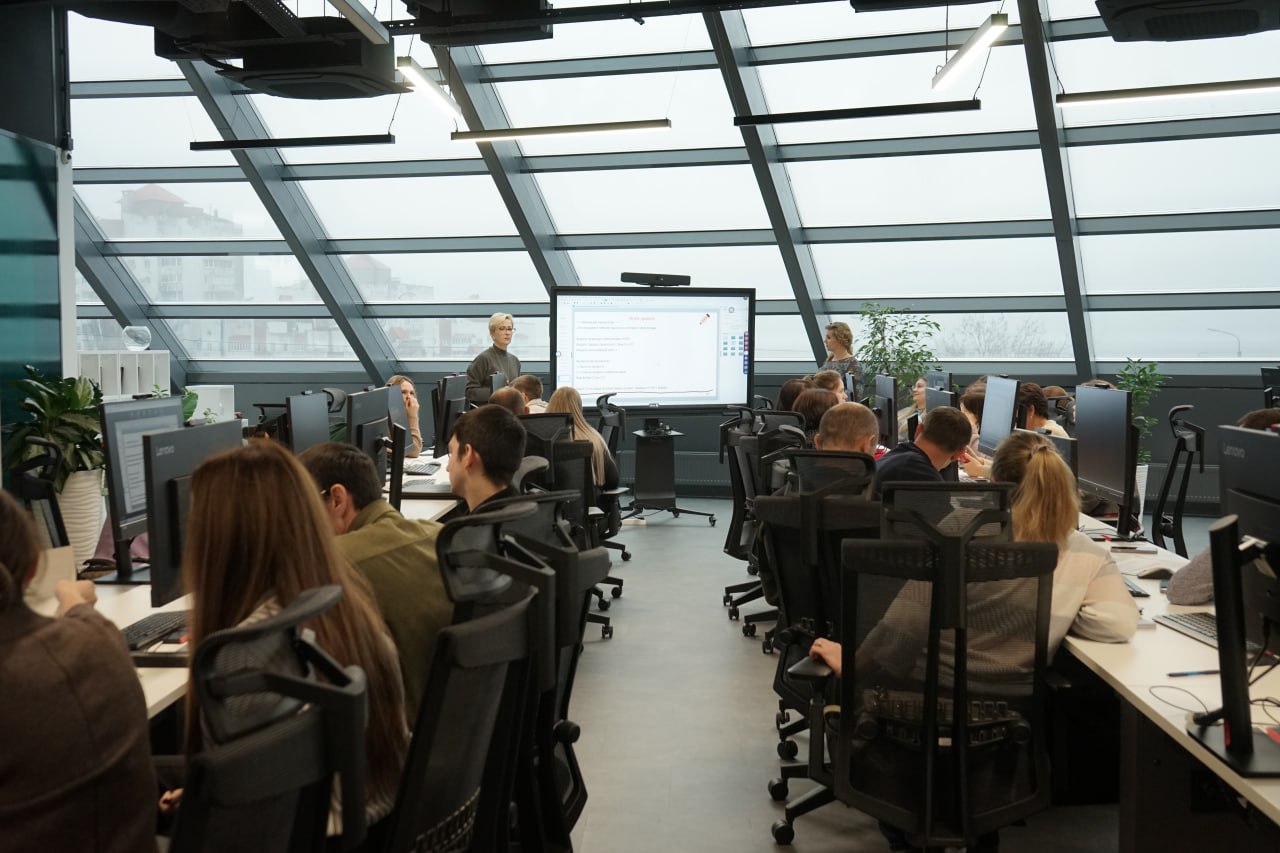 На базе «Школы 21» в Белгороде непрофильные педагоги, реализующие курсы по развитию цифровых навыков для учеников 5-9 классов, прошли повышение квалификации На базе «Школы 21» в Белгороде непрофильные педагоги, реализующие курсы по развитию цифровых навыков для учеников 5-9 классов, прошли повышение квалификации