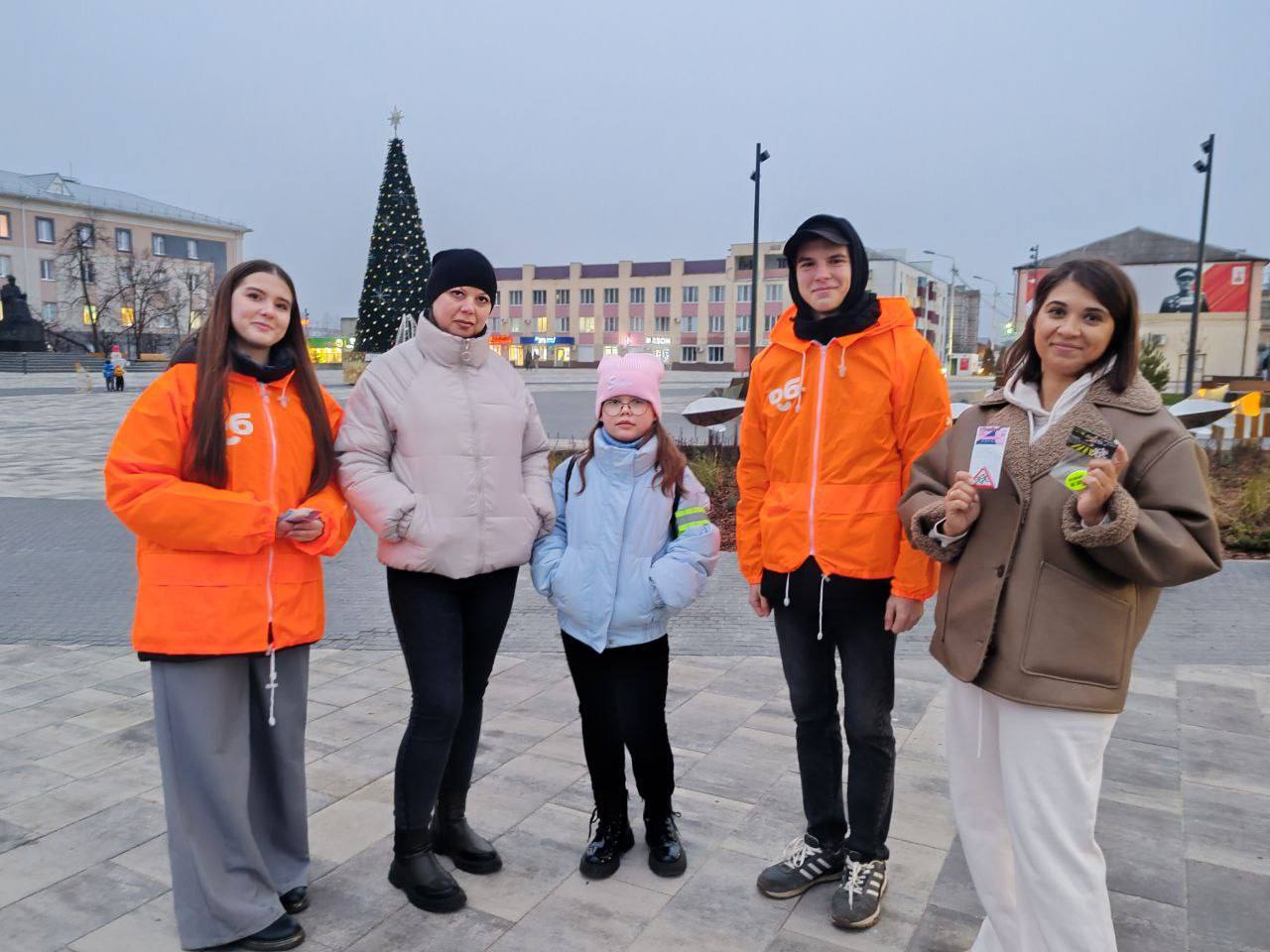 В рамках профилактической акции «Стань заметнее, засветись!» ребятам – участникам дорожного движения – были выданы светоотражающие брелоки В рамках профилактической акции «Стань заметнее, засветись!» ребятам – участникам дорожного движения – были выданы светоотражающие брелоки