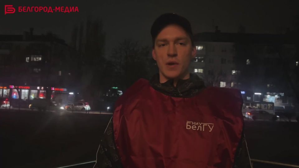 В Белгороде студенты НИУ «БелГУ» продолжают раздавать жителям ленты со световозвращающими элементами