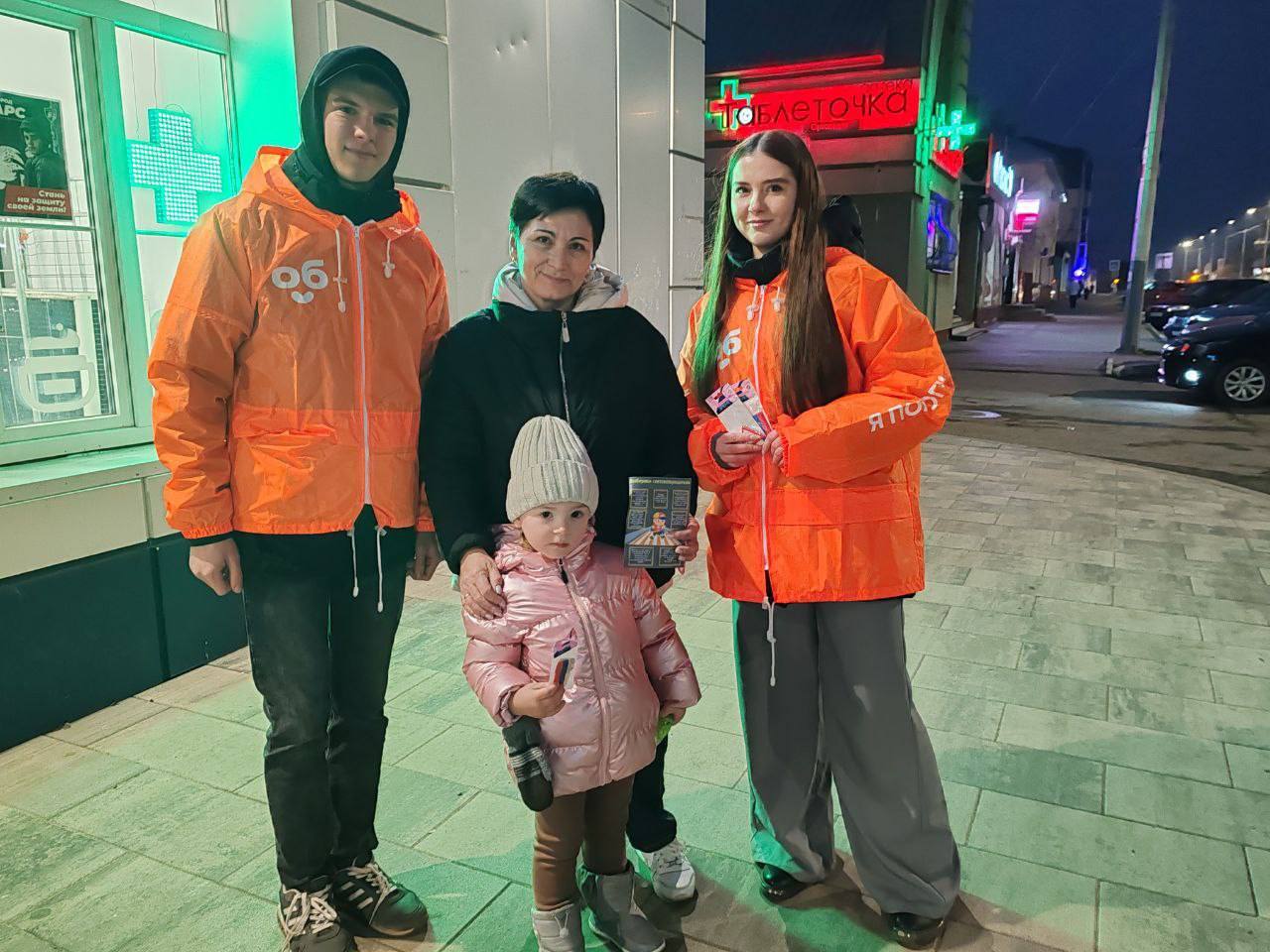 В рамках профилактической акции «Стань заметнее, засветись!» ребятам – участникам дорожного движения – были выданы светоотражающие брелоки В рамках профилактической акции «Стань заметнее, засветись!» ребятам – участникам дорожного движения – были выданы светоотражающие брелоки