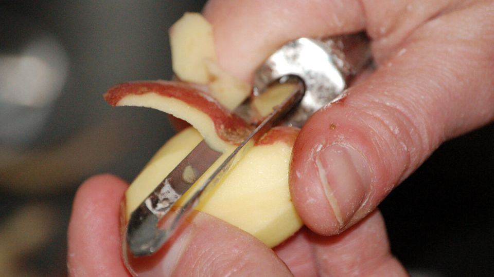 Как использовать очистки картофеля: 5 неожиданных вариантов для садоводов