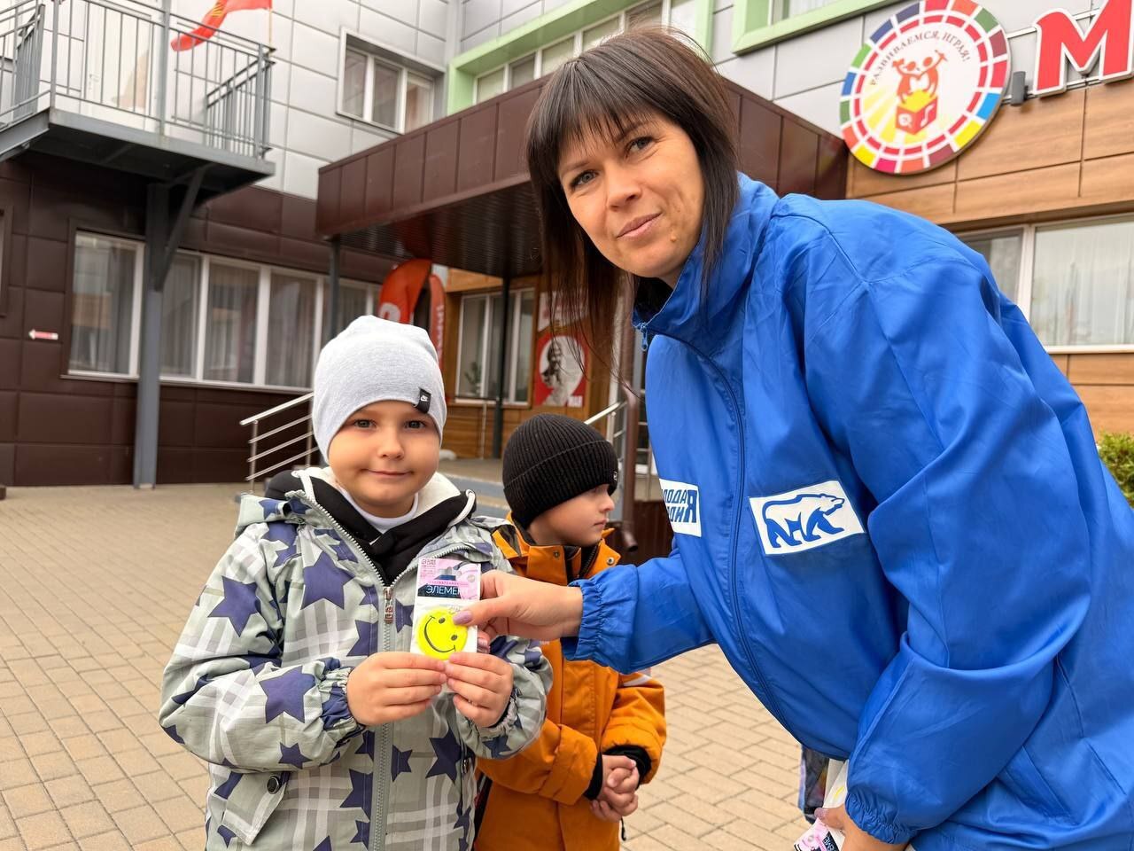 В рамках профилактической акции «Стань заметнее, засветись!» ребятам – участникам дорожного движения – были выданы светоотражающие брелоки В рамках профилактической акции «Стань заметнее, засветись!» ребятам – участникам дорожного движения – были выданы светоотражающие брелоки