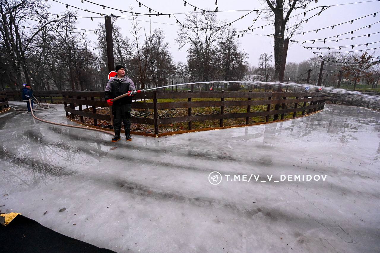 В Центральном парке Белгорода начали заливать каток В Центральном парке Белгорода начали заливать каток